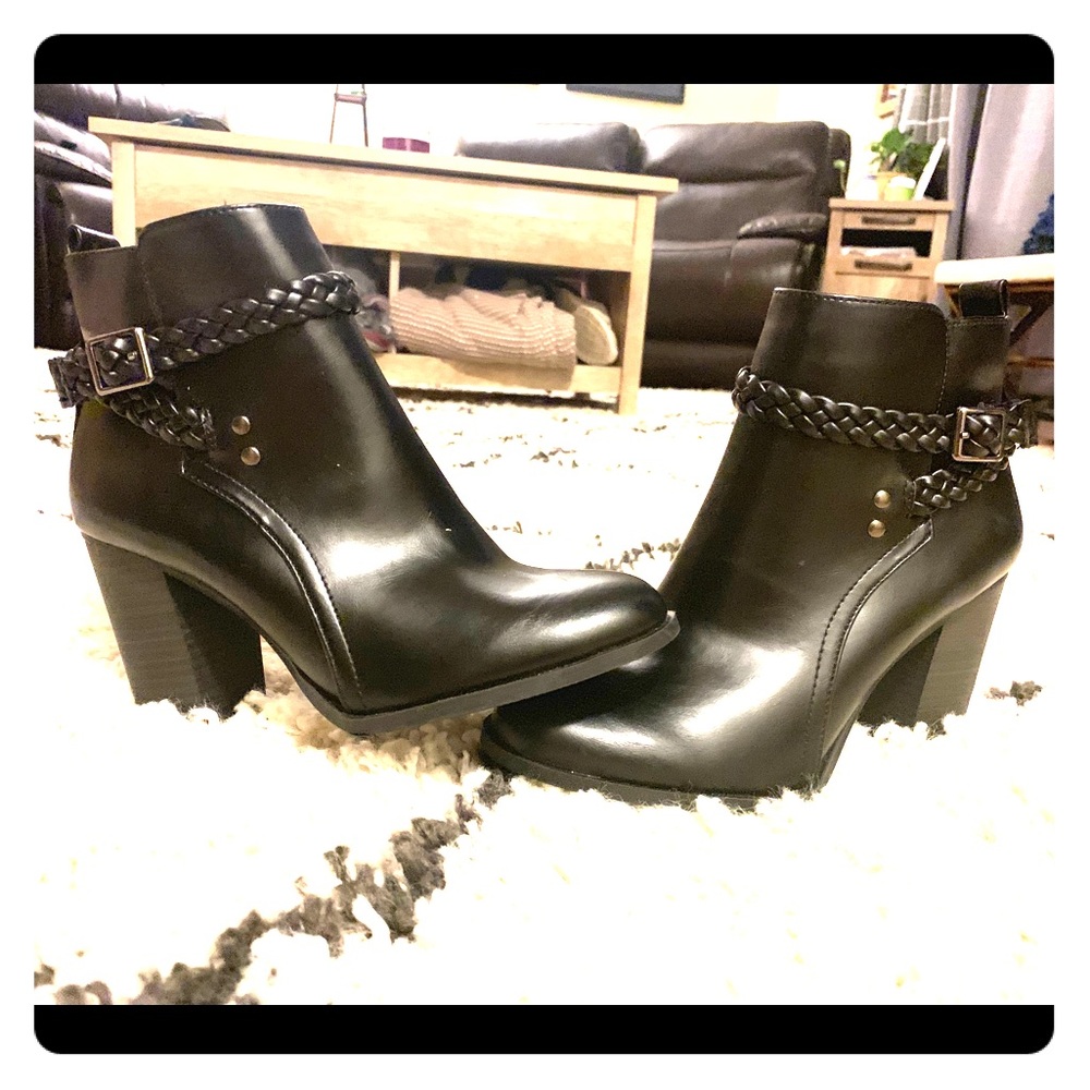 Black booties, brand new, size 7